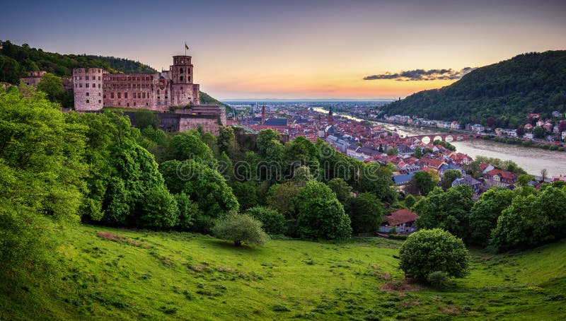 Vista panoramica di bella città medievale Heidelberg compreso Carl Theodor Old Bridge, il fiume Neckar, chiesa dello Spirito Sant immagini stock Vista panoramica di bella città medievale Heidelberg compreso Carl Theodor Old Bridge, il fiume Neckar, chiesa dello Spirito Sant immagini stock