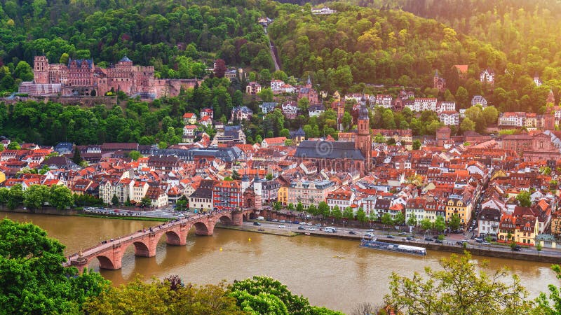 Vista panoramica di bella città medievale Heidelberg compreso la C immagine stock Vista panoramica di bella città medievale Heidelberg compreso la C immagine stock