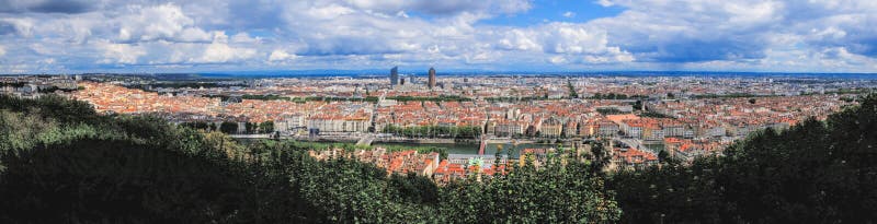Vista panoramica di Lione e del fiume Rodano dalla collina di Fourviere Bello paesaggio urbano nel giorno di estate soleggiato fotografia stock Vista panoramica di Lione e del fiume Rodano dalla collina di Fourviere Bello paesaggio urbano nel giorno di estate soleggiato fotografia stock
