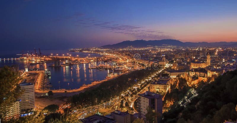Vista panoramica di notte della città di Malaga, Spagna fotografie stock libere da diritti Vista panoramica di notte della città di Malaga, Spagna fotografie stock libere da diritti