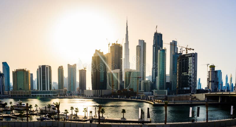 Vista panoramica di paesaggio urbano del centro del Dubai al tramonto immagine stock libera da diritti Vista panoramica di paesaggio urbano del centro del Dubai al tramonto immagine stock libera da diritti