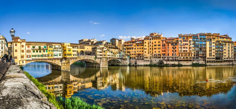 Vista panoramica di Ponte Vecchio con il Arno al tramonto, Firenze, Italia immagini stock libere da diritti Vista panoramica di Ponte Vecchio con il Arno al tramonto, Firenze, Italia immagini stock libere da diritti