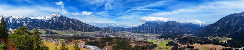 Vista panoramica di Reutte con le alpi e le nuvole, immagine di alta risoluzione Alpi, Tirolo, Austria immagini stock Vista panoramica di Reutte con le alpi e le nuvole, immagine di alta risoluzione Alpi, Tirolo, Austria immagini stock