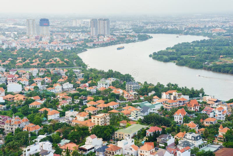 Vista panoramica di territorio comunale di Thao Dien, città nel tramonto, Vietnam di Ho Chi Minh fotografia stock Vista panoramica di territorio comunale di Thao Dien, città nel tramonto, Vietnam di Ho Chi Minh fotografia stock