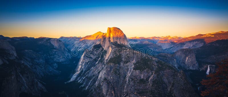 Vista panoramica di tramonto di mezza cupola dal punto del ghiacciaio in Yosemi fotografia stock libera da diritti Vista panoramica di tramonto di mezza cupola dal punto del ghiacciaio in Yosemi fotografia stock libera da diritti