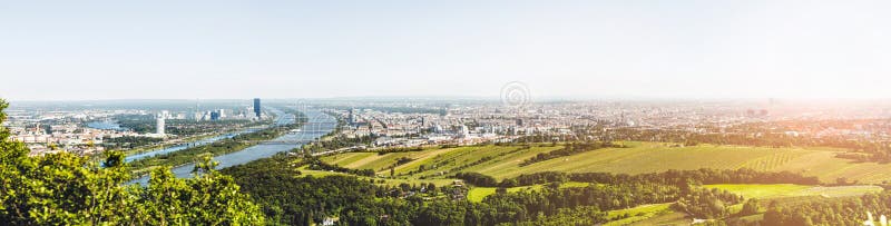 Vista panoramica di Vienna, Austria da Kahlenberg fotografie stock Vista panoramica di Vienna, Austria da Kahlenberg fotografie stock