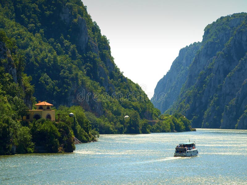Vista panoramica sopra il canyon del Danubio a Dubova, Romania fotografia stock