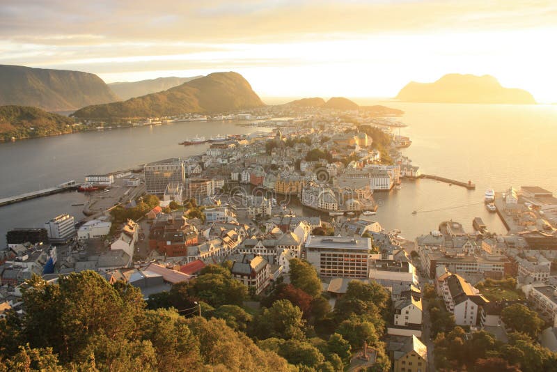 Vista panoramica sul centro urbano di Aalesund dal tramonto fotografie stock libere da diritti Vista panoramica sul centro urbano di Aalesund dal tramonto fotografie stock libere da diritti