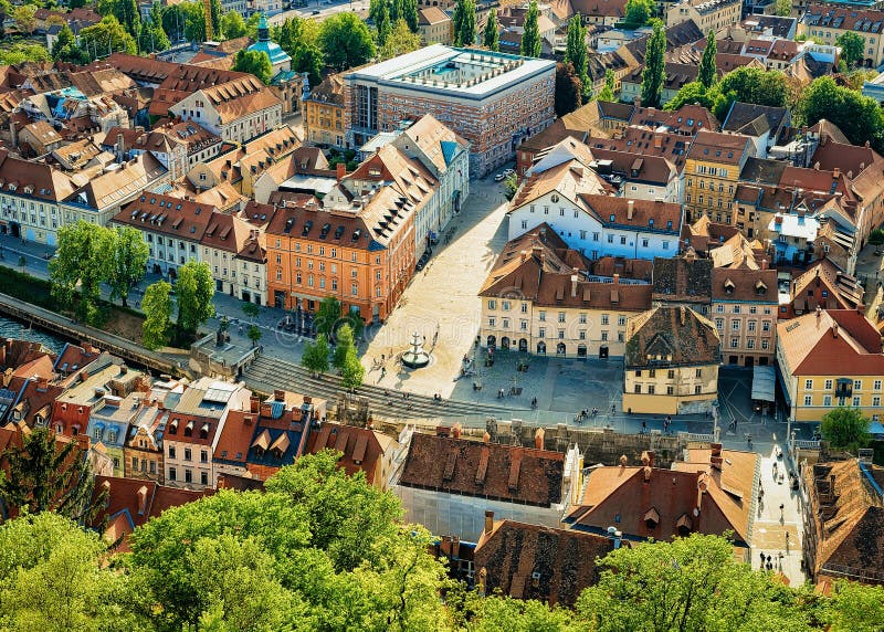 Vista panoramica sul nuovo quadrato nel centro storico di Transferrina fotografie stock Vista panoramica sul nuovo quadrato nel centro storico di Transferrina fotografie stock