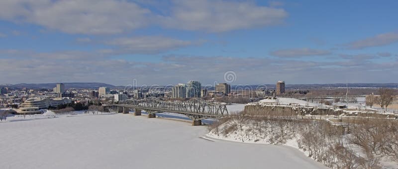 Vista panoramica sul ponte di Alexandra Interprovincial sopra il fiume congelato di Ottawa il giorno di inverno con neve fotografia stock libera da diritti Vista panoramica sul ponte di Alexandra Interprovincial sopra il fiume congelato di Ottawa il giorno di inverno con neve fotografia stock libera da diritti