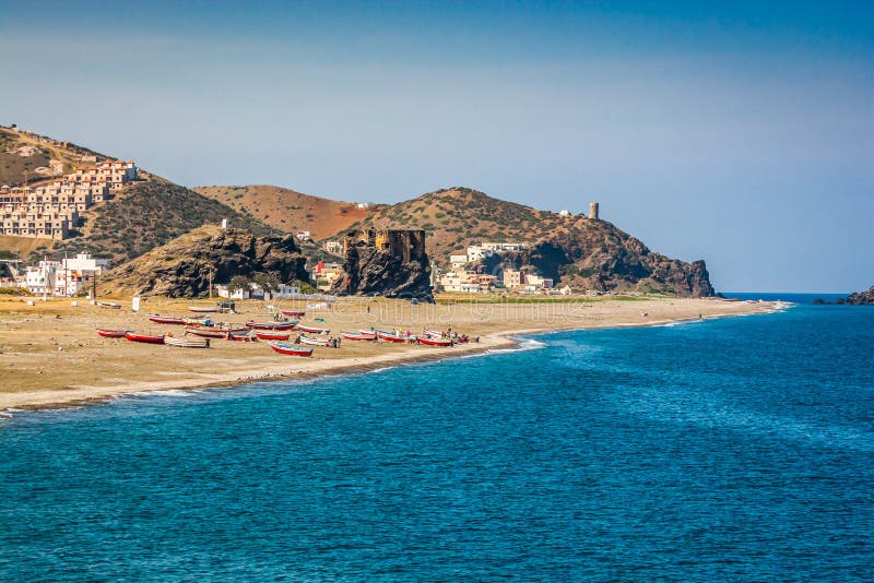 Vista panoramica sulla città costiera di Targha nel Marocco del nord dal mar Mediterraneo immagine stock libera da diritti Vista panoramica sulla città costiera di Targha nel Marocco del nord dal mar Mediterraneo immagine stock libera da diritti