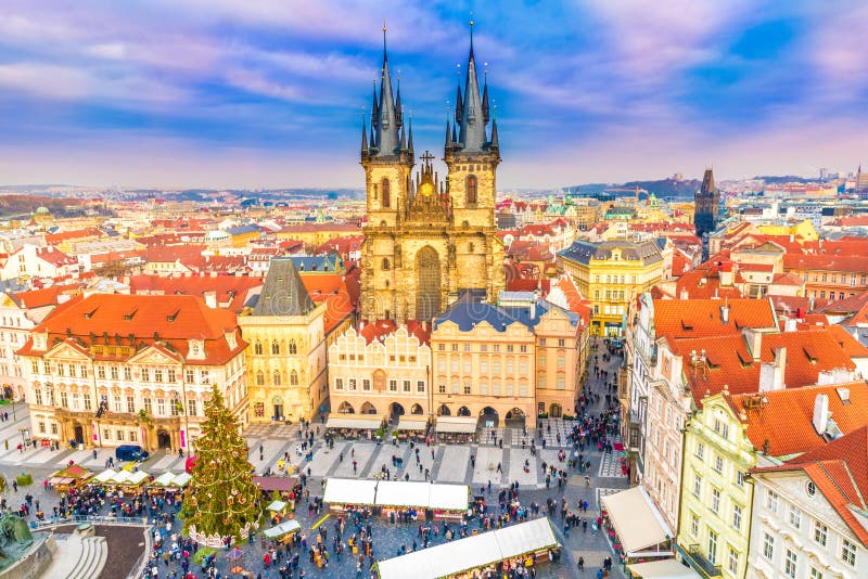 Vista panoramica, vecchia piazza a Praga a tempo di Christmass, repubblica Ceca fotografie stock Vista panoramica, vecchia piazza a Praga a tempo di Christmass, repubblica Ceca fotografie stock