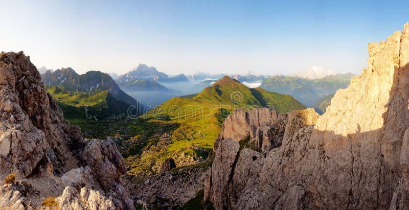 Vista panorámica agradable de altas montañas imágenes de archivo libres de regalías Vista panorámica agradable de altas montañas imágenes de archivo libres de regalías