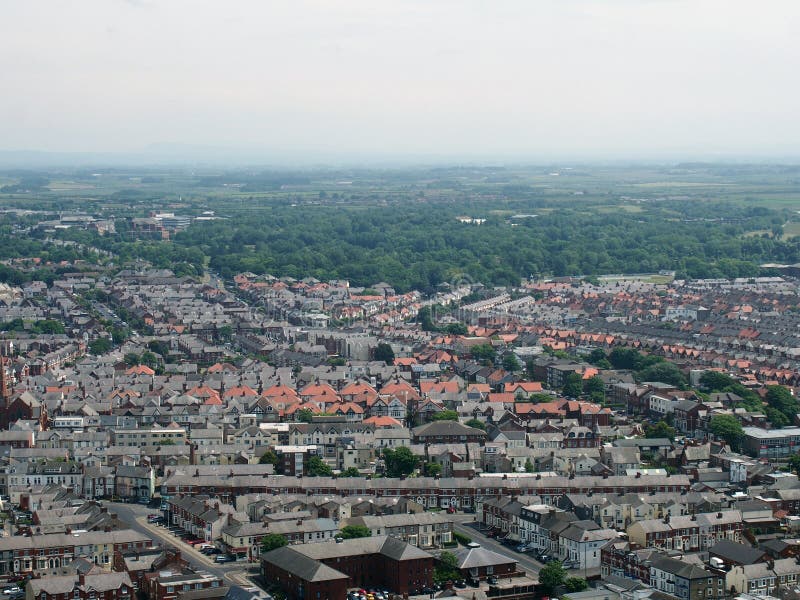 Vista panorámica aérea de la ciudad de Blackpool que mira la demostración del este las calles y los caminos de la ciudad con el c fotos de archivo Vista panorámica aérea de la ciudad de Blackpool que mira la demostración del este las calles y los caminos de la ciudad con el c fotos de archivo