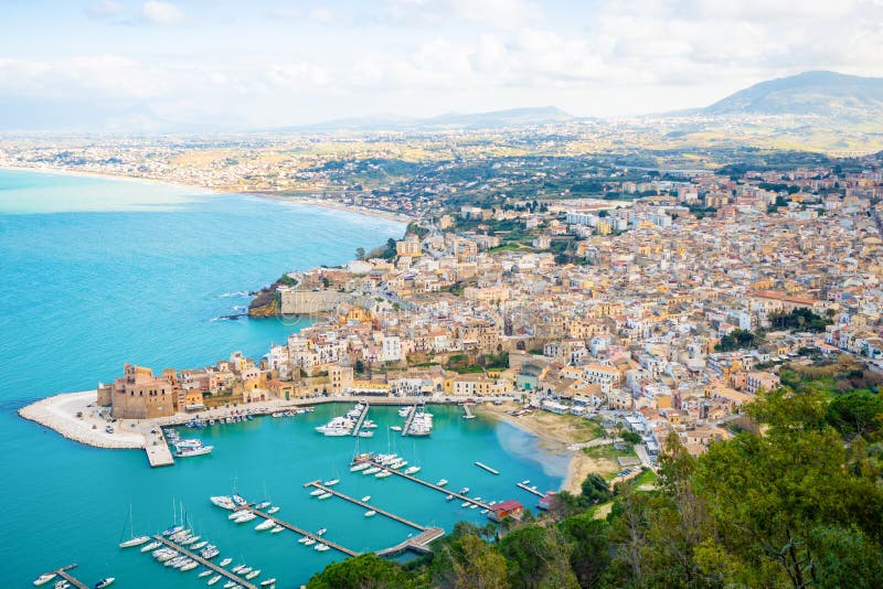 Vista panorámica aérea de la ciudad de Castellammare del Golfo, Trapan, Sicilia, Italia imagen de archivo libre de regalías Vista panorámica aérea de la ciudad de Castellammare del Golfo, Trapan, Sicilia, Italia imagen de archivo libre de regalías