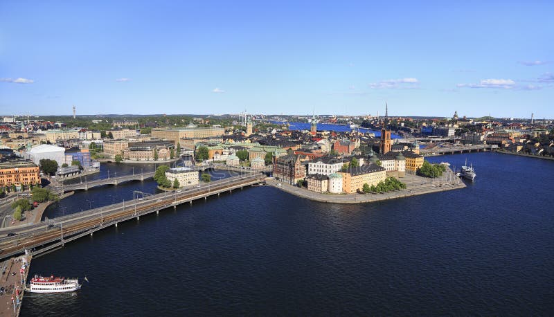 Vista panorámica aérea escénica de la ciudad vieja Gamla Stan de Estocolmo y del horizonte circundante imagenes de archivo Vista panorámica aérea escénica de la ciudad vieja Gamla Stan de Estocolmo y del horizonte circundante imagenes de archivo