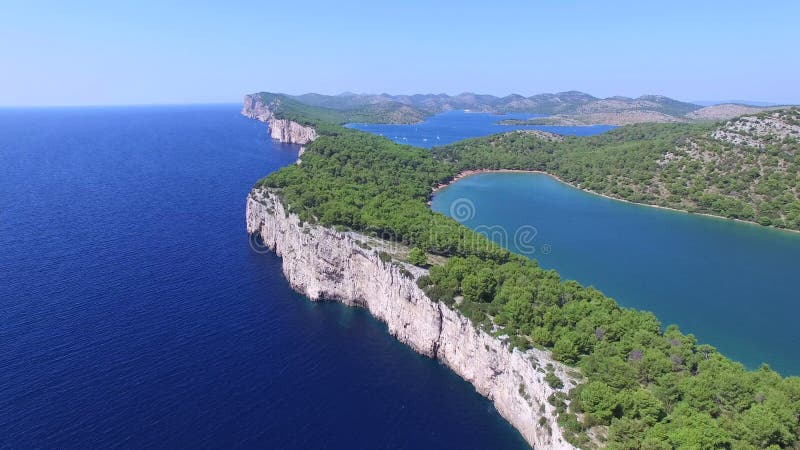 Vista panorámica de acantilados y de un lago salado hermoso en costa dálmata