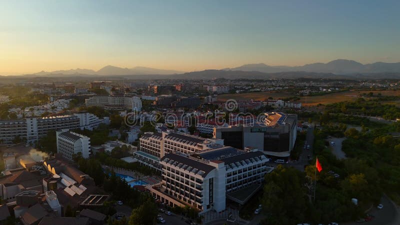 Vista panorámica de drones de la ciudad costera al atardecer almacen de video