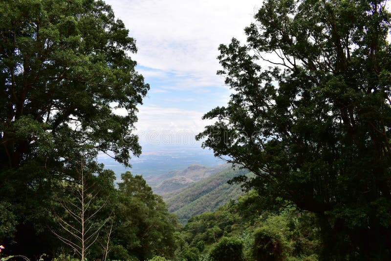 Vista panorámica de ghats del este de las colinas de Kodaikanal foto de archivo Vista panorámica de ghats del este de las colinas de Kodaikanal foto de archivo