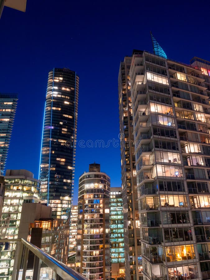Vista panorámica de la ciudad de Vancouver con enormes rascacielos de gafas foto de archivo libre de regalías Vista panorámica de la ciudad de Vancouver con enormes rascacielos de gafas foto de archivo libre de regalías