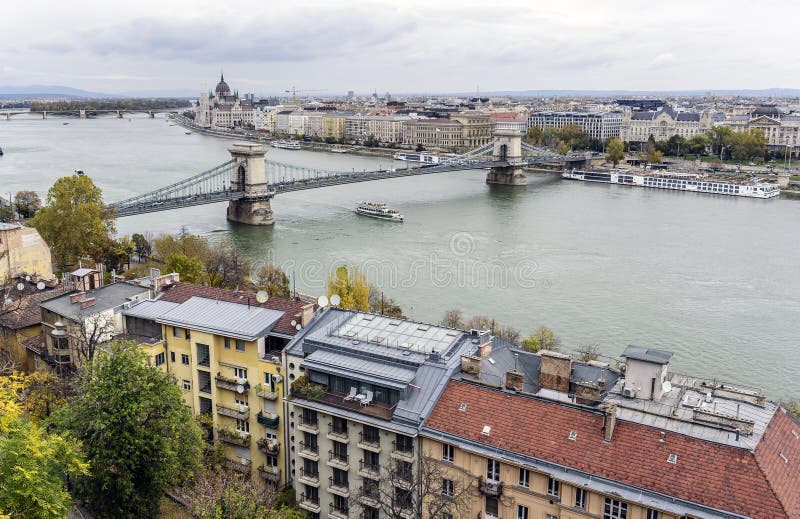 Vista panorámica de la ciudad vieja y del río Danubio en otoño en Budapest, Hungría imagen de archivo Vista panorámica de la ciudad vieja y del río Danubio en otoño en Budapest, Hungría imagen de archivo