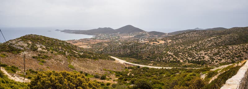 Vista panorámica de la costa sur de la isla de antiparos. foto de archivo libre de regalías