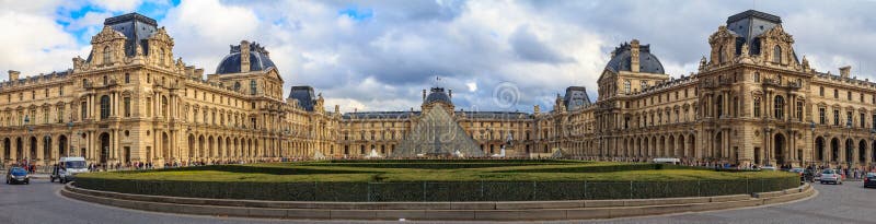 Vista panorámica de la fachada del museo famoso del Louvre, de uno de los museos de arte más grandes del mundo y de un monumento foto de archivo Vista panorámica de la fachada del museo famoso del Louvre, de uno de los museos de arte más grandes del mundo y de un monumento foto de archivo