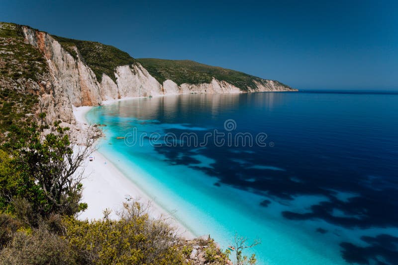 Vista panorámica de la playa de Fteri, laguna azul con la costa costa rocosa, Kefalonia, Grecia Verde esmeralda azul claro tranqu fotos de archivo Vista panorámica de la playa de Fteri, laguna azul con la costa costa rocosa, Kefalonia, Grecia Verde esmeralda azul claro tranqu fotos de archivo