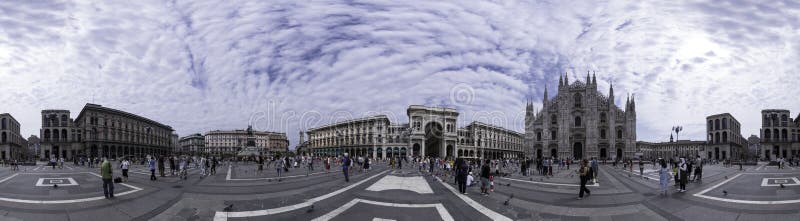 Vista panorámica de la plaza del Duomo, Milán, Italia imagenes de archivo Vista panorámica de la plaza del Duomo, Milán, Italia imagenes de archivo