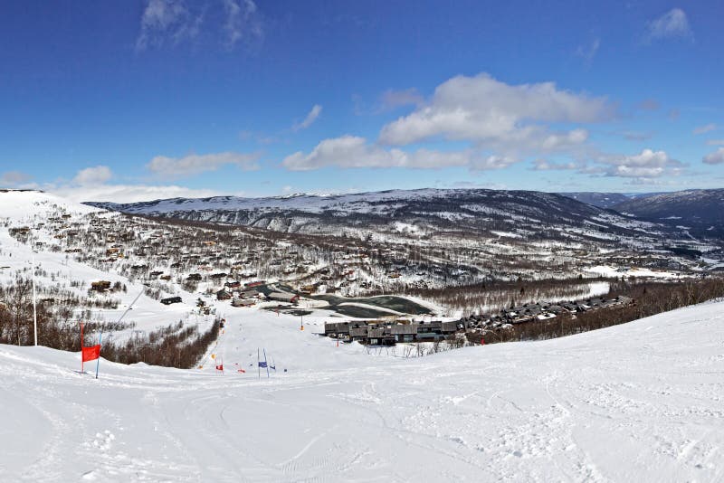 Vista panorámica de la ruta del esquí en día de invierno brillante foto de archivo Vista panorámica de la ruta del esquí en día de invierno brillante foto de archivo