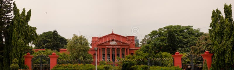 Vista panorámica de la tribunal superior de Karnataka cubierta con los árboles verdes foto de archivo Vista panorámica de la tribunal superior de Karnataka cubierta con los árboles verdes foto de archivo