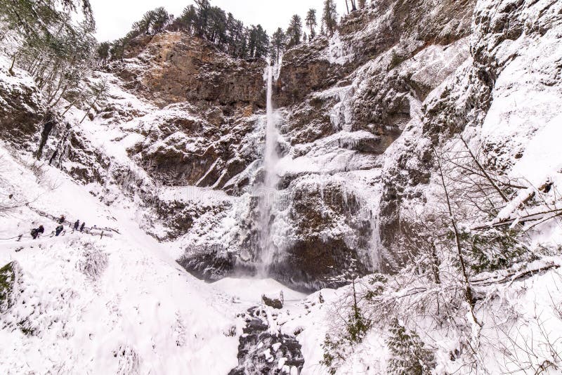 Vista panorámica de las cataratas de Multnomah, Oregón durante el invierno fotografía de archivo libre de regalías Vista panorámica de las cataratas de Multnomah, Oregón durante el invierno fotografía de archivo libre de regalías