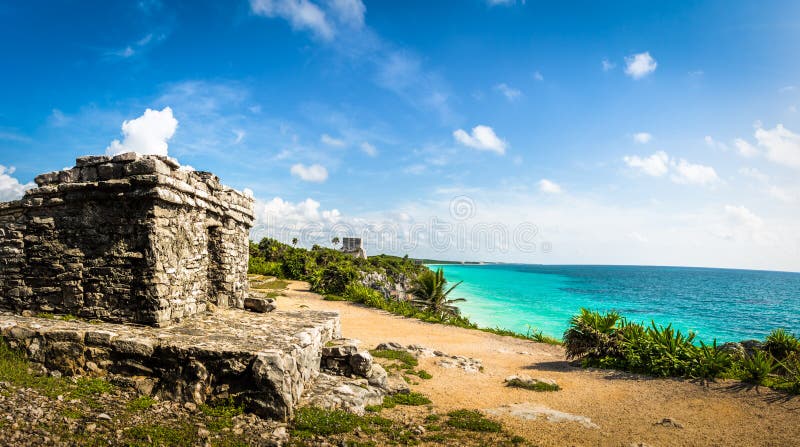Vista panorámica de las ruinas mayas y del mar del Caribe - Tulum, México imagen de archivo libre de regalías Vista panorámica de las ruinas mayas y del mar del Caribe - Tulum, México imagen de archivo libre de regalías