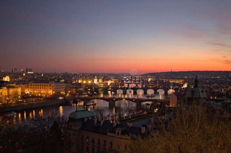 Vista panorámica de los puentes de Praga al atardecer República Checa foto de archivo Vista panorámica de los puentes de Praga al atardecer República Checa foto de archivo