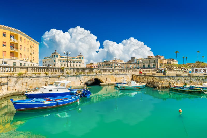 Vista panorámica de Ortigia Ortigia, Siracusa, Italia. Paisaje urbano del famoso lugar histórico de Sicilia fotografía de archivo Vista panorámica de Ortigia Ortigia, Siracusa, Italia. Paisaje urbano del famoso lugar histórico de Sicilia fotografía de archivo