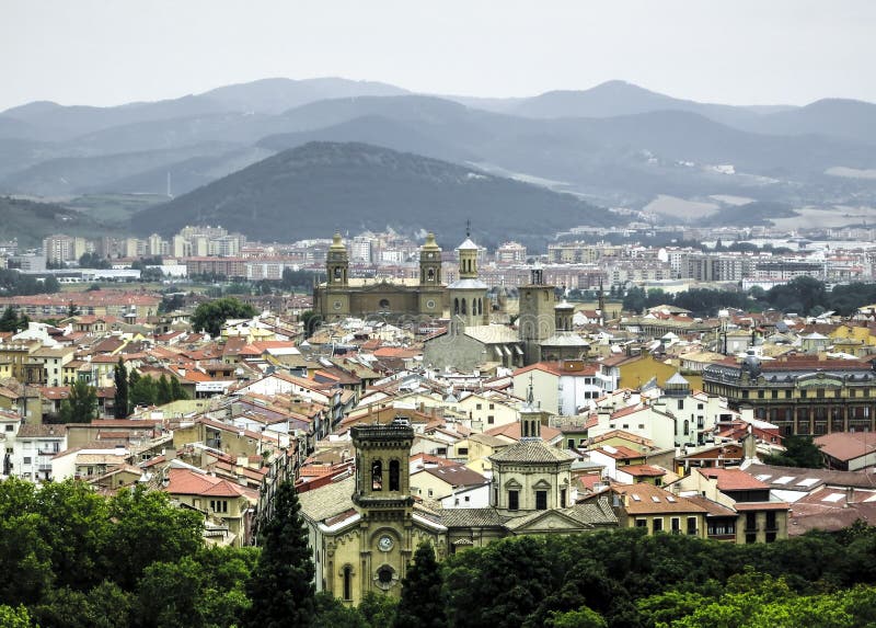 Vista panorámica de Pamplona en el fondo de montañas foto de archivo libre de regalías Vista panorámica de Pamplona en el fondo de montañas foto de archivo libre de regalías