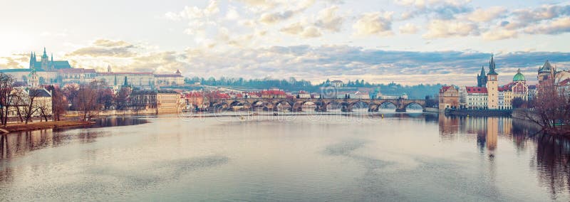 Vista panorámica de Praga en otoño E Praga, República Checa fotografía de archivo libre de regalías Vista panorámica de Praga en otoño E Praga, República Checa fotografía de archivo libre de regalías