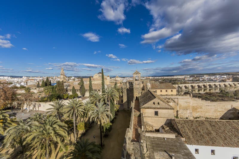 Vista panorámica de una parte de la ciudad de Córdoba con el puente romano en el fondo imágenes de archivo libres de regalías Vista panorámica de una parte de la ciudad de Córdoba con el puente romano en el fondo imágenes de archivo libres de regalías