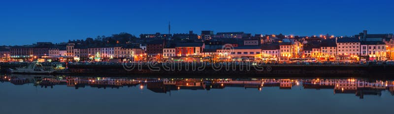 Vista panorámica de Waterford, Irlanda en la noche imágenes de archivo libres de regalías Vista panorámica de Waterford, Irlanda en la noche imágenes de archivo libres de regalías