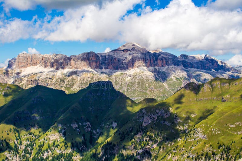Vista panorámica del grupo de Sella, un macizo en el mou de las dolomías imagenes de archivo Vista panorámica del grupo de Sella, un macizo en el mou de las dolomías imagenes de archivo