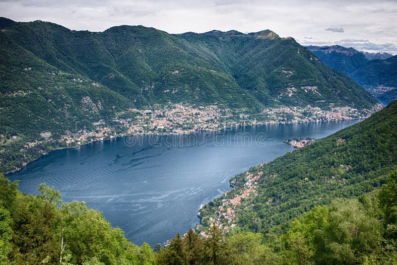 Vista panorámica del lago Como del pueblo de Brunate, Italia imágenes de archivo libres de regalías Vista panorámica del lago Como del pueblo de Brunate, Italia imágenes de archivo libres de regalías