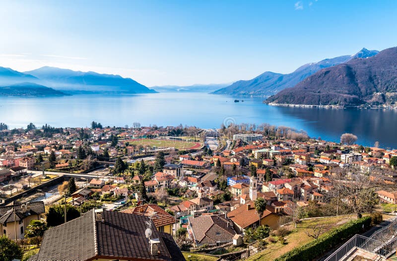 Vista panorámica del lago Maggiore con Maccagno, Luino, Italia fotografía de archivo libre de regalías Vista panorámica del lago Maggiore con Maccagno, Luino, Italia fotografía de archivo libre de regalías
