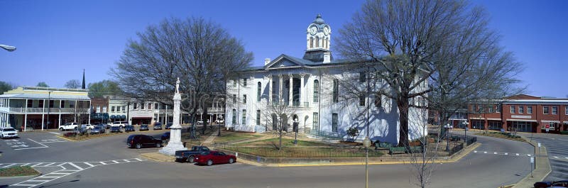 Vista panorámica del Palacio de Justicia del condado de Lafayette en el centro de la ciudad y de escaparates meridionales viejos