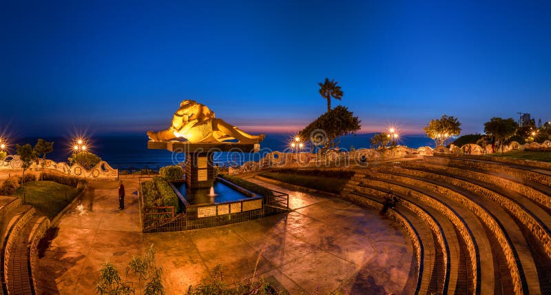 Vista panorámica del parque del amor después de la puesta del sol en la ciudad de Miraflores, Lima, Perú imágenes de archivo libres de regalías Vista panorámica del parque del amor después de la puesta del sol en la ciudad de Miraflores, Lima, Perú imágenes de archivo libres de regalías