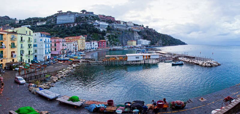 Vista panorámica del pequeño puerto en Sorrento, Italia fotografía de archivo Vista panorámica del pequeño puerto en Sorrento, Italia fotografía de archivo