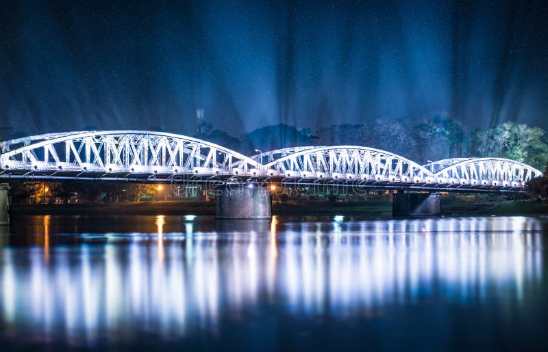 Opinión de la noche del puente de Truong Tien en tonalidad.
