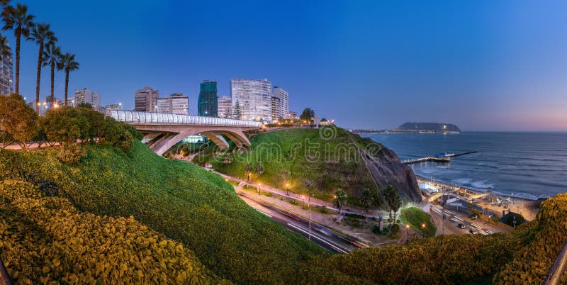 Vista panorámica del puente de Villena de Miraflores, Perú imagen de archivo Vista panorámica del puente de Villena de Miraflores, Perú imagen de archivo