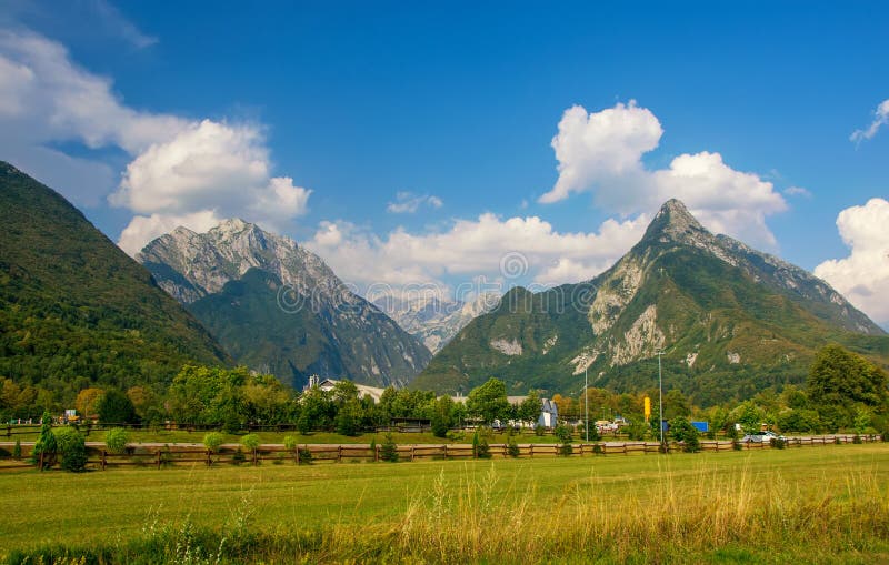 Vista panorámica del valle idílico de la montaña, Bovec, Julian Alps, Eslovenia fotografía de archivo libre de regalías Vista panorámica del valle idílico de la montaña, Bovec, Julian Alps, Eslovenia fotografía de archivo libre de regalías