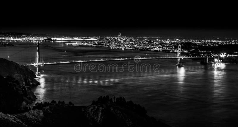 Vista panorámica en blanco y negro de la noche del puente Golden Gate y centro de San Francisco, California, EE.UU. imagenes de archivo Vista panorámica en blanco y negro de la noche del puente Golden Gate y centro de San Francisco, California, EE.UU. imagenes de archivo