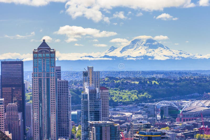Vista panorámica hermosa de la ciudad del Monte Rainier y de Seattle foto de archivo libre de regalías Vista panorámica hermosa de la ciudad del Monte Rainier y de Seattle foto de archivo libre de regalías